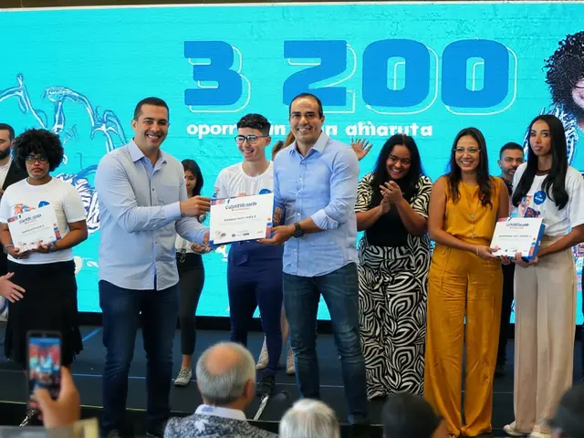 Prefeito Bruno Reis entrega tablets para 400 jovens em programa de inclusão